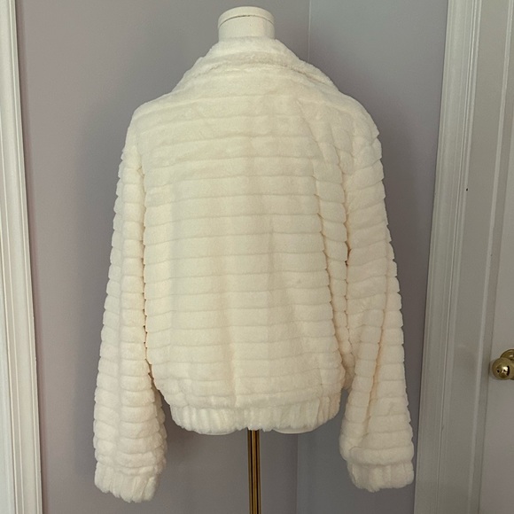 NWOT White Faux Fur Jacket, Large - Picture 5 of 10